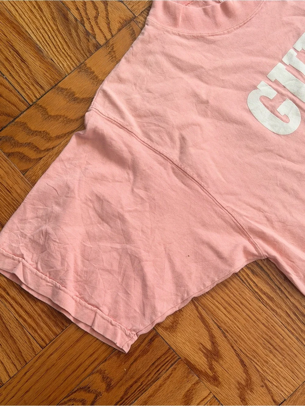 Vintage Guess by Georges Marciano Spell Out Varsity Pink T-Shirt USA Cotton - Picture 8 of 8